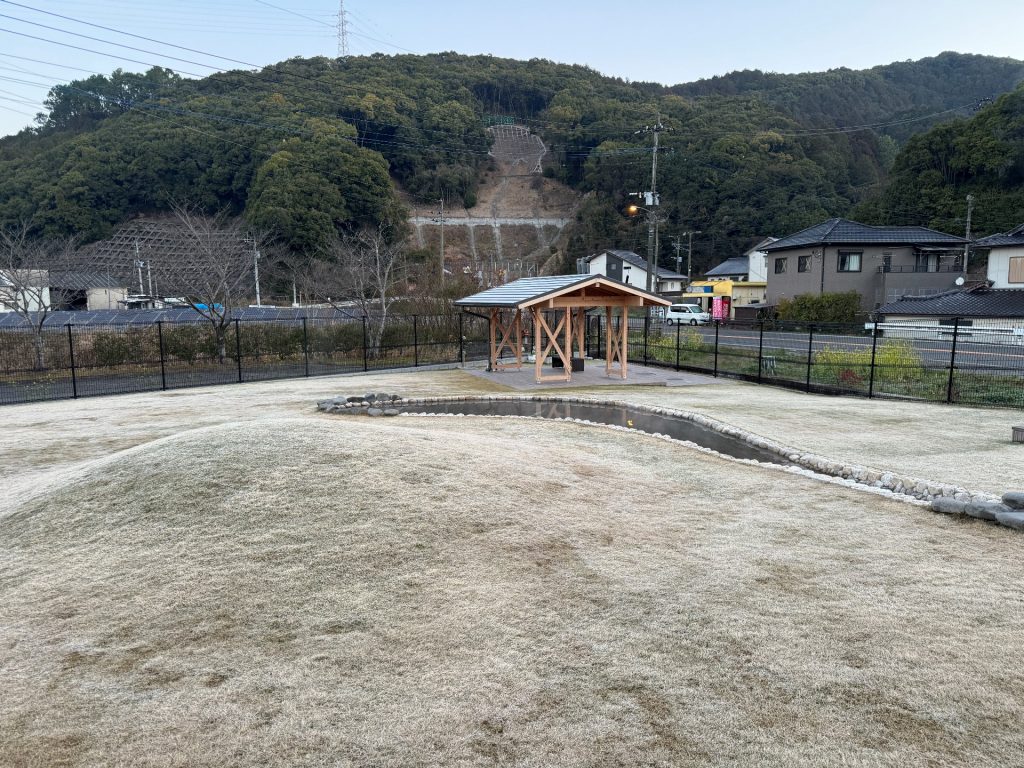 朝の別邸わんこ日和　霜の朝